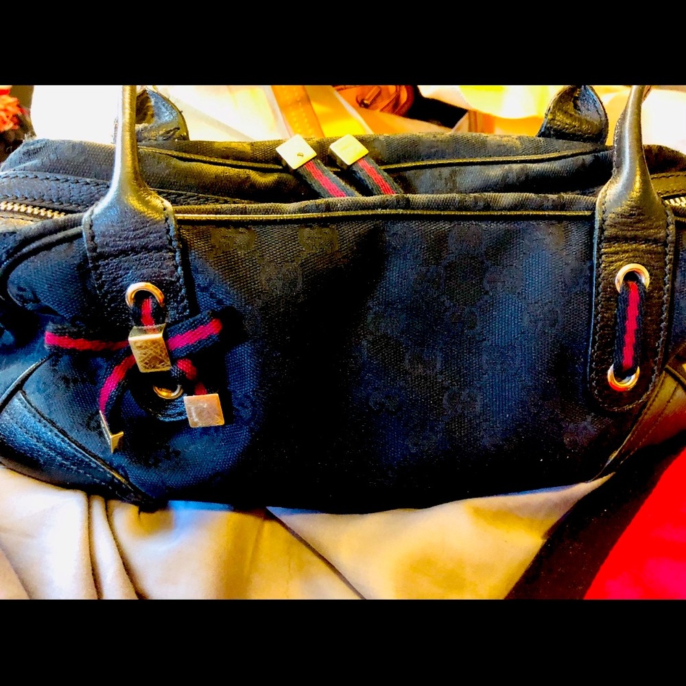 Black authentic Gucci bag. In gently used condition. Please see photos.